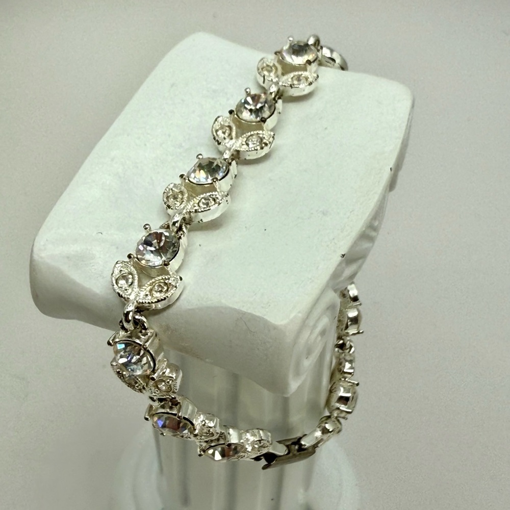 Vintage Napier Crystal Clear Signed Bracelet 7.5” - Picture 1 of 12